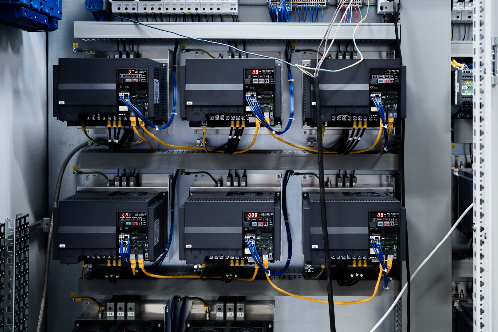 Tillverkning av elutrustning i ny verkstad