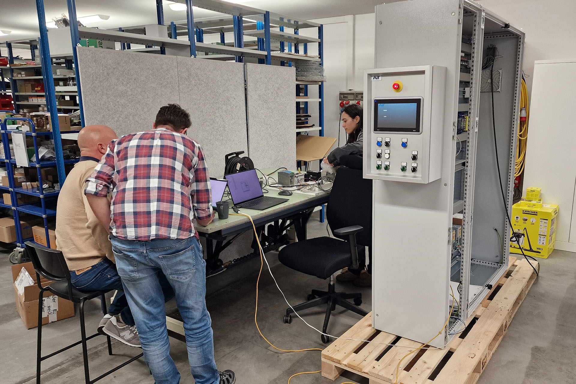 Tillverkning av elutrustning i ny verkstad