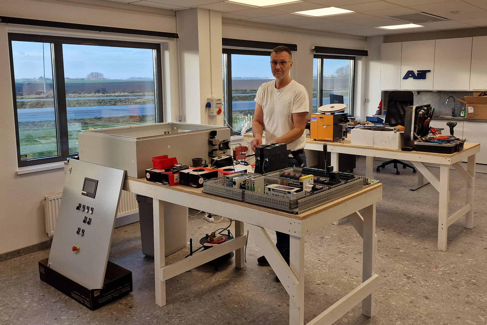 Tillverkning av elutrustning i ny verkstad